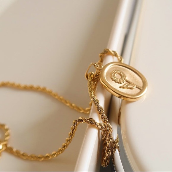 Oval flower necklace - Picture 4 of 6